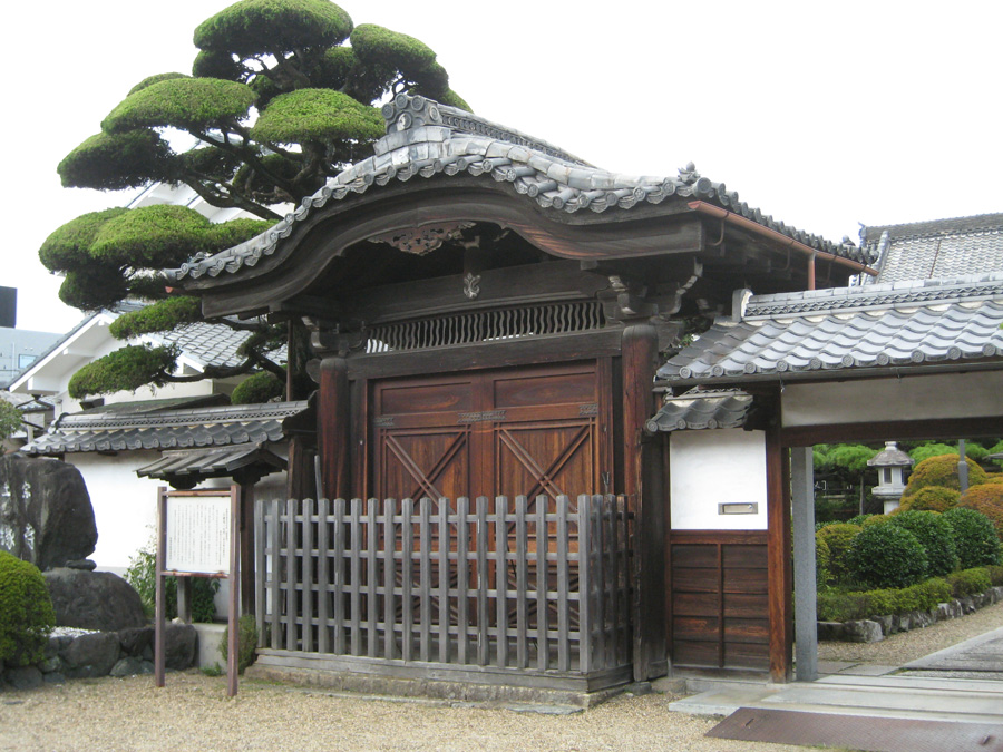 三縁寺大門全景