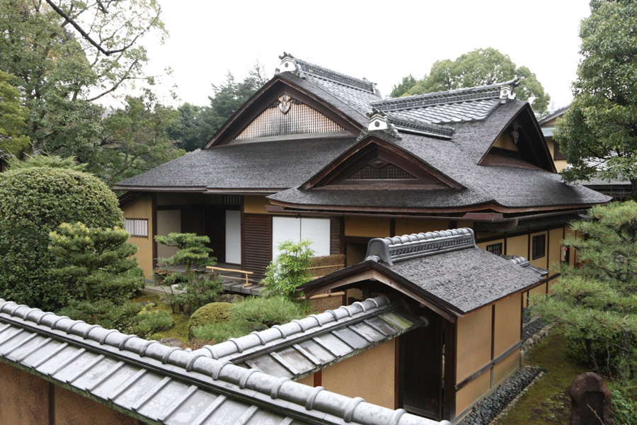 御茶屋の屋根の構成や起こりのある檜皮葺の屋根が、複雑に組み合わされて美しい