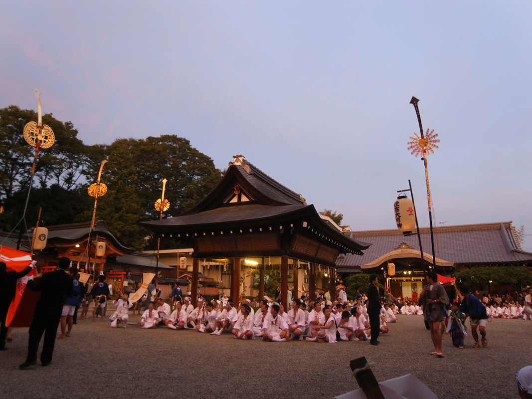 図１　西院春日神社の剣鉾差し（長谷川奨悟　2011撮影）