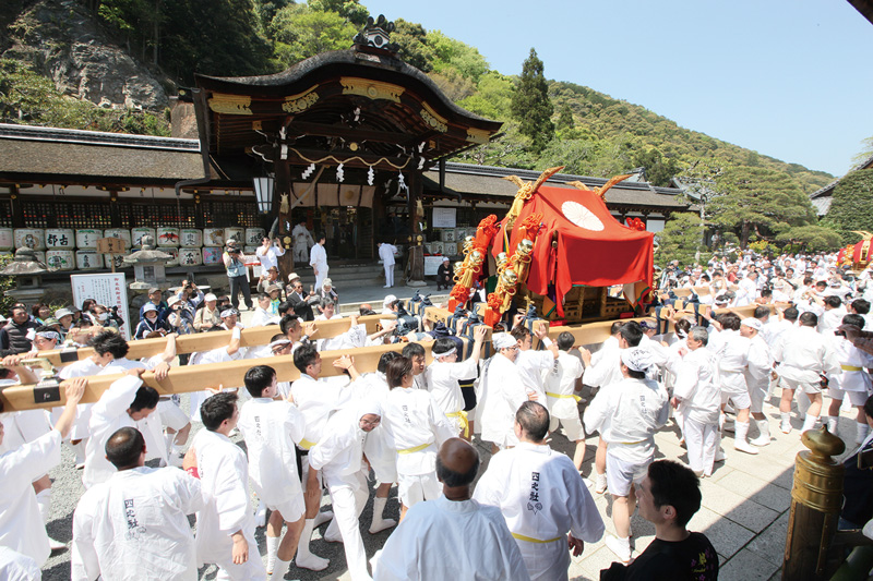 松尾祭の神幸祭（出御）