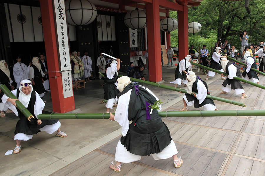 毎年6月20日に行われる伝統行事「鞍馬山竹伐り会式」