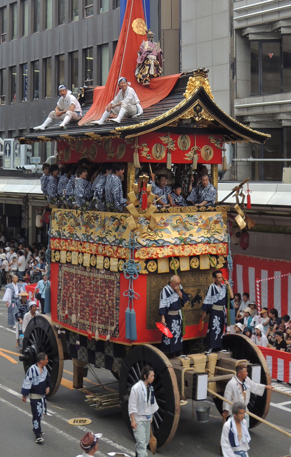 ［写真1］四条通を巡行する岩戸山