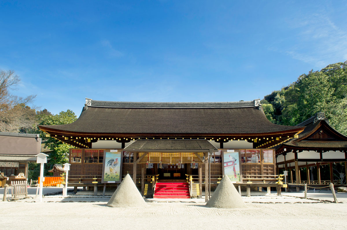 神が降臨した神山をかたどった立砂と細殿