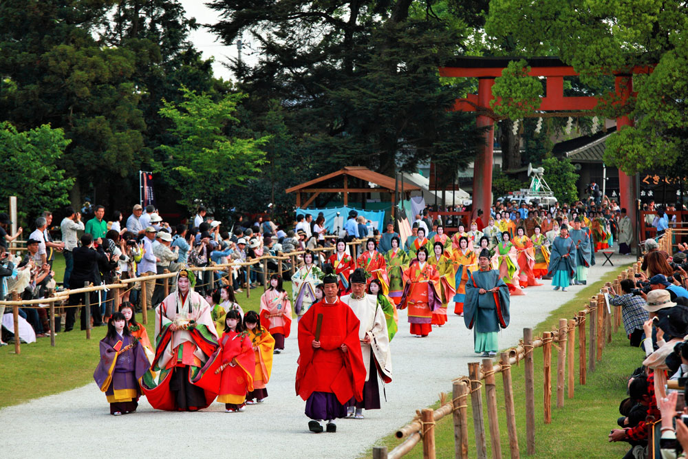 葵祭では斎王代や勅使も二葉葵を飾る