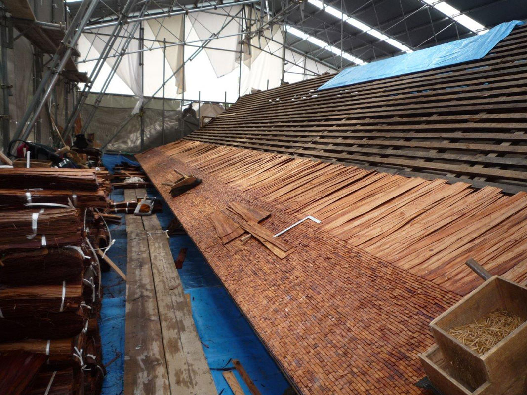 大量の檜皮を使う屋根の修理